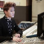 분위기있는 <b>녹음실</b> 속 아이돌