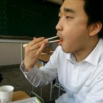 요즘 <b>중딩</b>일찐들 치킨이렇게 먹던데