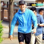 종아리 밖에 안 보이는 이진욱 <b>반바지</b> 핏ㅋㅋㅋㅋ