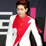 게슴츠레 눈빛의 아이돌.jpg
