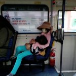 버스에서 애 오줌 누게 하는 엄마