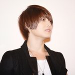 섹시한 <b>목라인</b> 가진 男아이돌