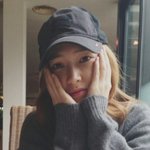 쑥스러운 모습이 귀여운 스타
