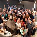 암에 걸린 직원을 위한 회사 동료들의 아름다운 삭<b>발식</b>