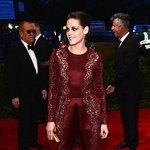 확 달라진 크리스틴 스튜어트.. <b>흑화</b>한 줄;;