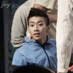 나 불렀어? 하는 표정의 아이돌