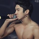 무대<b>위</b>에서 복근 공개한 남자 아이돌