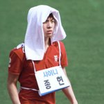 <b>수건</b> 두르고 있는 훈남 아이돌