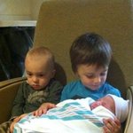 동생을 본 장남, <b>차남</b>의 표정차이...