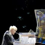 악기 연주에 <b>심취</b>한 男아이돌