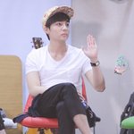 웬일로 <b>두건</b> 대신 알록달록한 모자 쓴 로이킴