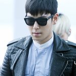 한여름 돋는 이 날씨에 가죽 자켓 입은 <b>top</b>