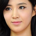 속눈썹이 너무 길어 날아갈 것 같은 <b>유리</b>