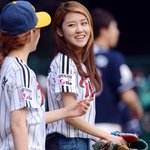 허가윤.. 시구하러 간건지 몸매 자랑하러 간건지ㅠㅠ