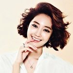 깔끔한 <b>흰색</b> 셔츠 차림의 스타
