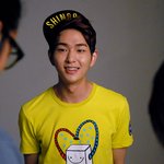 콜라보레이션을 통해 디자인에 참여한 스케쳐스 티셔츠와 모자를 공개한...