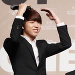 하트 <b>포즈</b>가 쑥스러운 男아이돌
