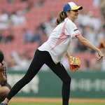 미란다커 야구장등장!시구패션