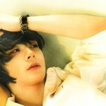 깊은 <b>사색</b>에 잠긴듯한 아이돌