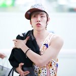 치마인지 바지인지 모를 인피니트 <b>동우</b> 공항 패션
