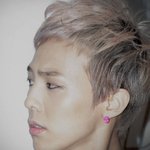 <b>턱</b><b>선</b>이 돋보이는 남자 아이돌 사진