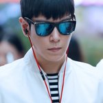 앞머리가 꼭 쥐가 파먹은 <b>st</b> 같은 top