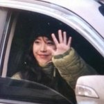 팬 보고 <b>손인사</b> 해주는 아이돌들