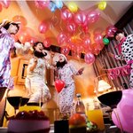 <b>la</b> fete va enfin commencer  파티는 마침내...