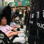 유모차 끌고 다니는 엄마들이 <b>상전</b>인가요?