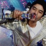 트로피 들고 <b>뿌듯</b>한 표정의 아이돌들