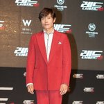<b>정열</b>적인 레드로 깔맞추고 나온 이병헌