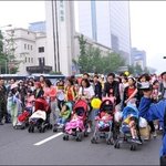 <b>시위</b>하는 유모차부대