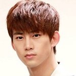 <b>제복</b>도 잘 어울리는 아이돌들