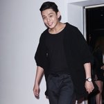 어정쩡한 바지 입은 유아인