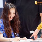 싸인에 <b>집중</b>하는 모습의 아이돌 모음
