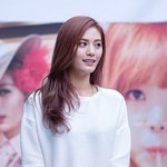 머릿결이 많이 <b>상한</b> 것 같은 나나