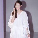 날개옷 같은 걸 입은 김사랑