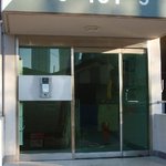 아파트 입구<b>자동문</b> 열어 놓는 무개념남