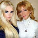 바비인형처럼 성형한 우크라이나 세 모녀