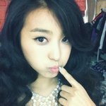 패션 목걸이 스타일의 아이돌 <b>셀카</b>
