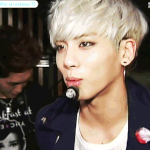 <b>종현</b>아 너 얼굴에 뭐 묻었다