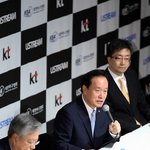 아마야구 발전을 위한 mou 체결하는 <b>kt</b> 이석채 회장의 모습