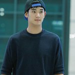 <b>스냅</b>백 거꾸로 쓰고 입국한 김수현