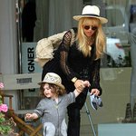 엄마를 위해 꽃을 꺾어다 주는 아기 <b>천사</b> 스카일러