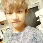 [방탄소년단] 뷔뷔 <b>나뭇잎</b> 니트도 파는곳 아시는분...