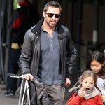 길에서 간식으로 김먹는 <b>휴잭맨</b> 딸