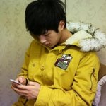 핸드폰에 <b>집중</b>한 아이돌들