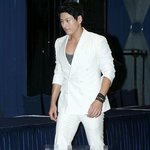 백<b>정장</b> 입은 류수영