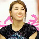 눈빛에서 사랑을 쏟아내는 수지