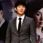 이준기 최근.... 벌써부터 느껴지는 딸바보 <b>스멜</b>....